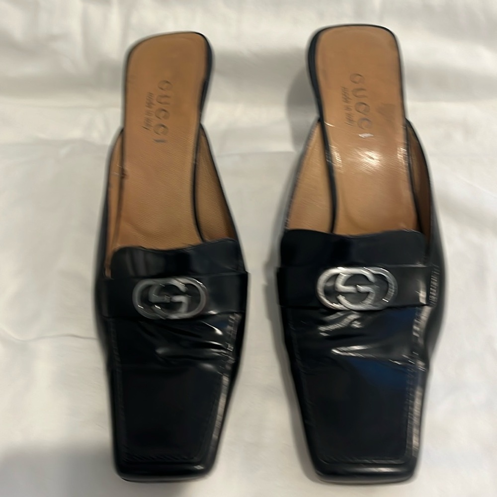 I’m selling a great pair of authentic Gucci shoes in great condition.